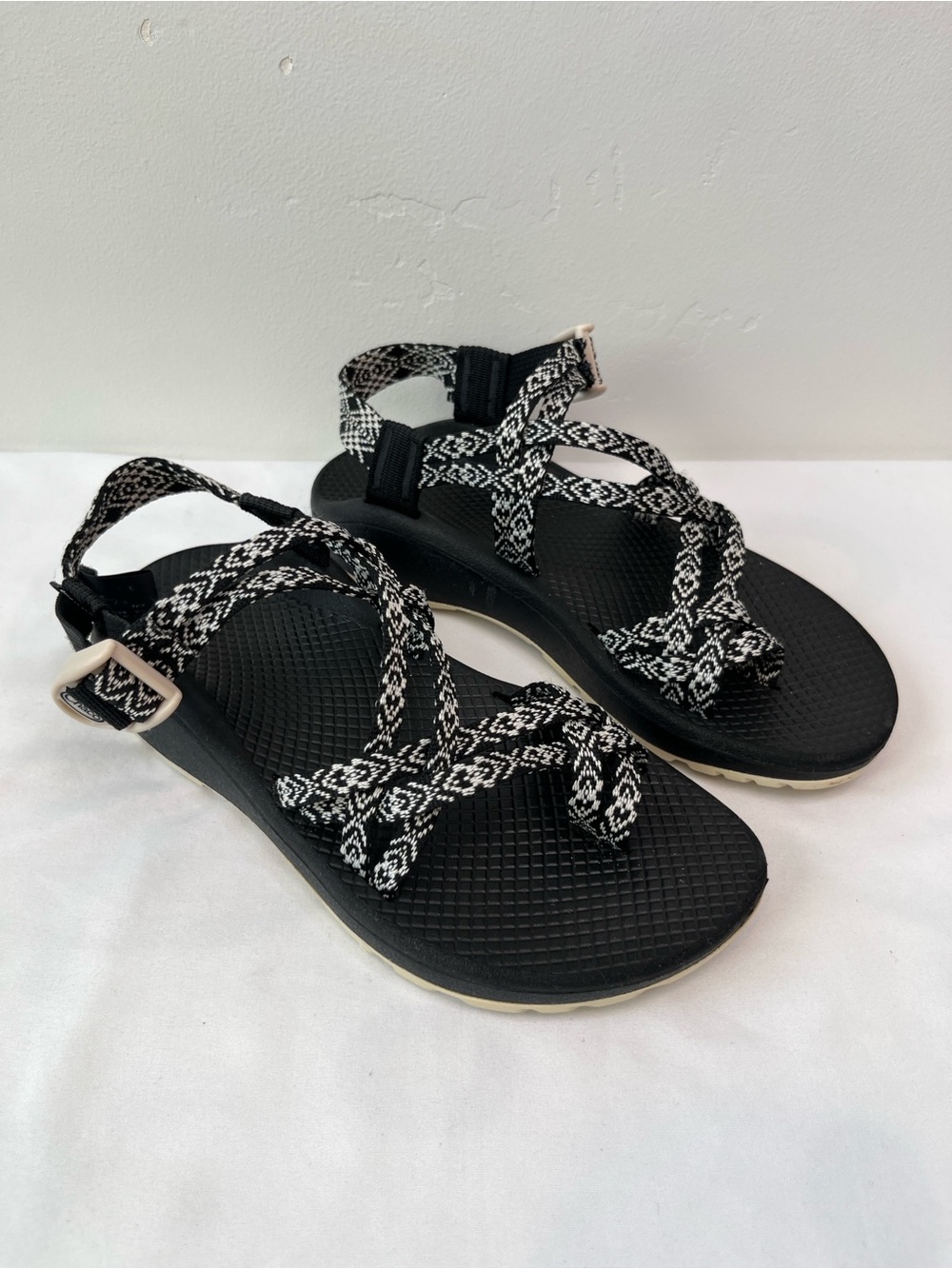 Chaco ZX2 Cloud Black White Aztec Strappy Sandals Womens Size 7 Toe Loop